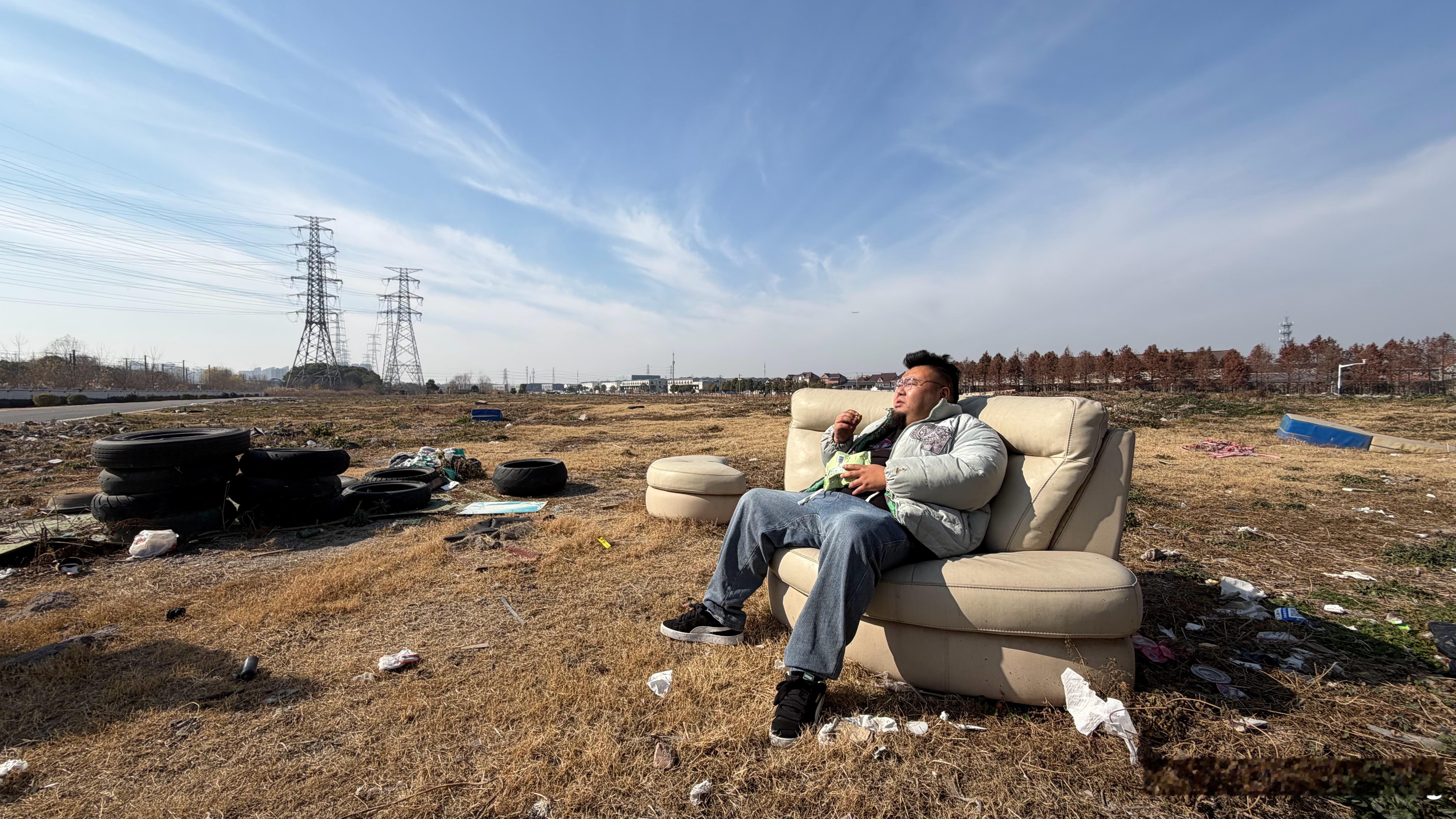 这俩车停一起还挺有寓意——理想与蔚来今天天气挺暖的