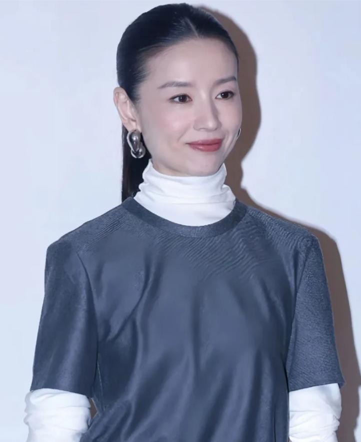 相差仅 8 岁，为何同框却像两代人？许多人照镜子的时候, 会觉得状态很别扭, 这