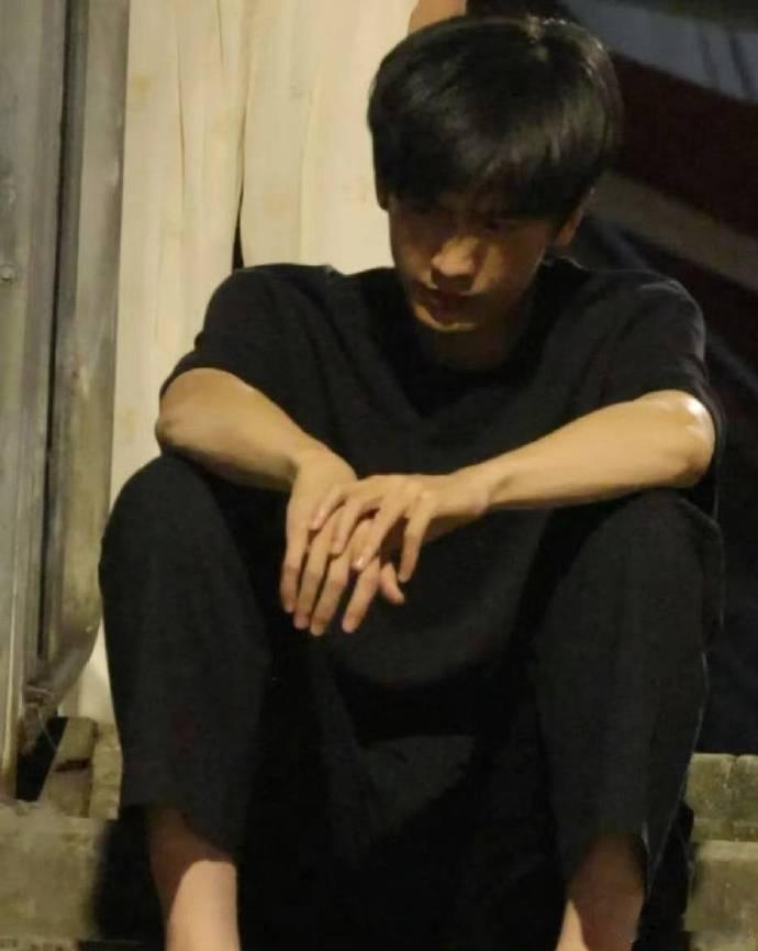 张凌赫蒋峤西搬砖路透 张凌赫《樱桃琥珀》路透 