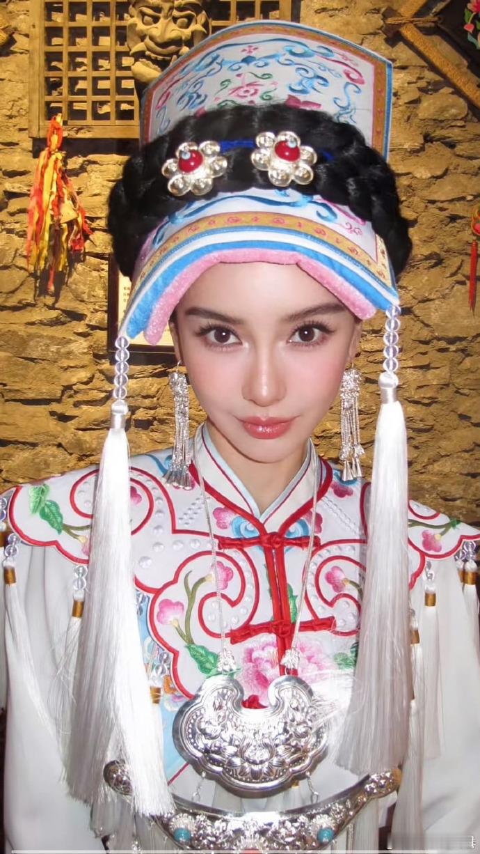 杨颖ccd届最严厉的母亲很难不收藏的CCD美图！杨颖身着羌族传统服饰，古石墙作为
