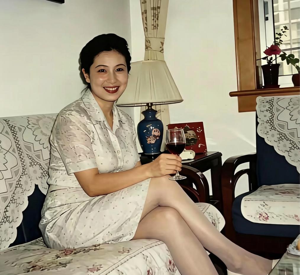 1996年，能用上蕾丝沙发巾、摆上青花瓷台灯，还淡定抿着红酒的，那绝对是十里八乡