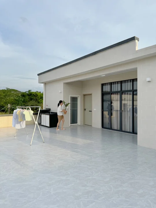 在我们村，我的自建房因这面墙成了显眼包