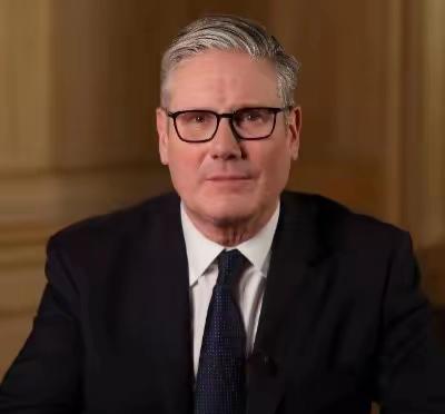 英国首相斯塔默今天发文说：“今日凌晨，我下令我国武装部队拦截一艘试图穿越英吉利海