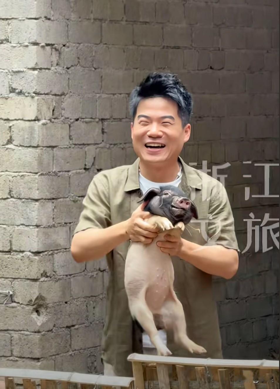 去年今日
董宇辉单飞
与辉同行独立
那天彪哥出差不在家
10万多人涌进直播间祝贺