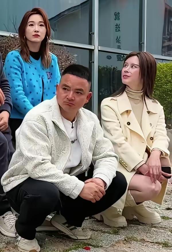 一觉醒来，地球村再爆大瓜：继小杨弟弟与秀儿相亲不成功后，豪豪与蓉儿官宣分手，结束