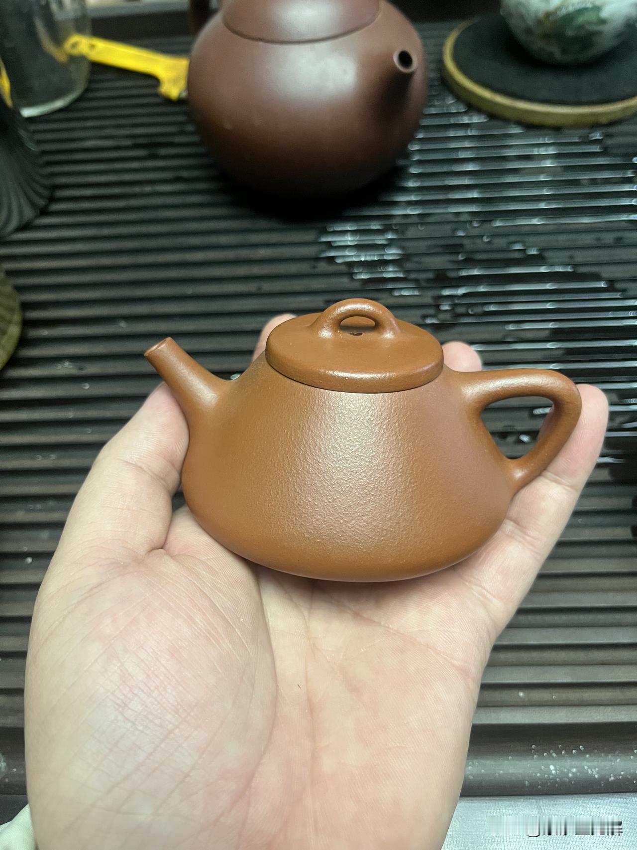 颗粒饱满，红泥料，小子冶石瓢壶
小品壶，适合一个人在家里泡
手中宝，适合把玩