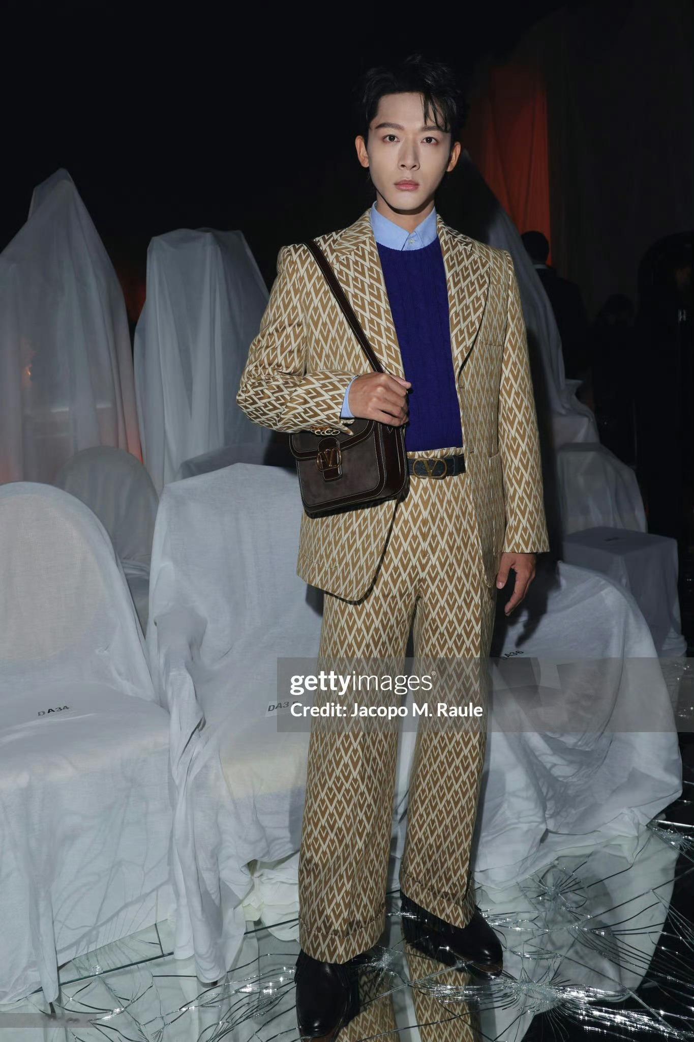 张晚意昨晚巴黎时装周看秀G社生图🈶时装周首秀完美亮相！大气端正的东方骨相和体态