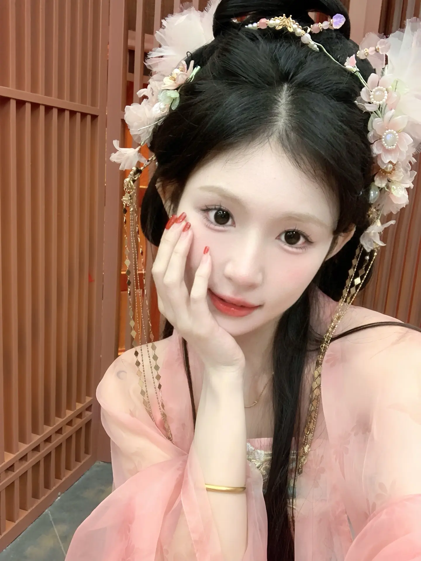 恐有街头胭脂色 柳絮沾白雪沾红。