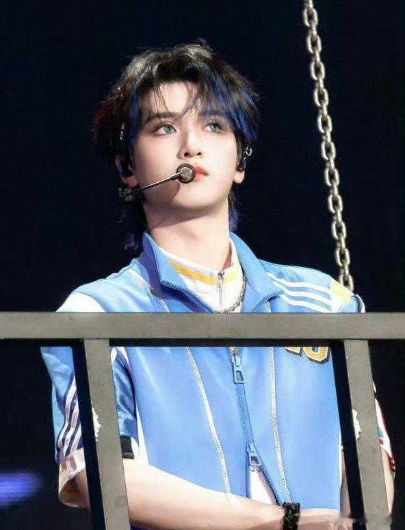 严浩翔帅成啥样了 严浩翔的颜值就是客观事实，华为nova 16拍出来的照片连路人