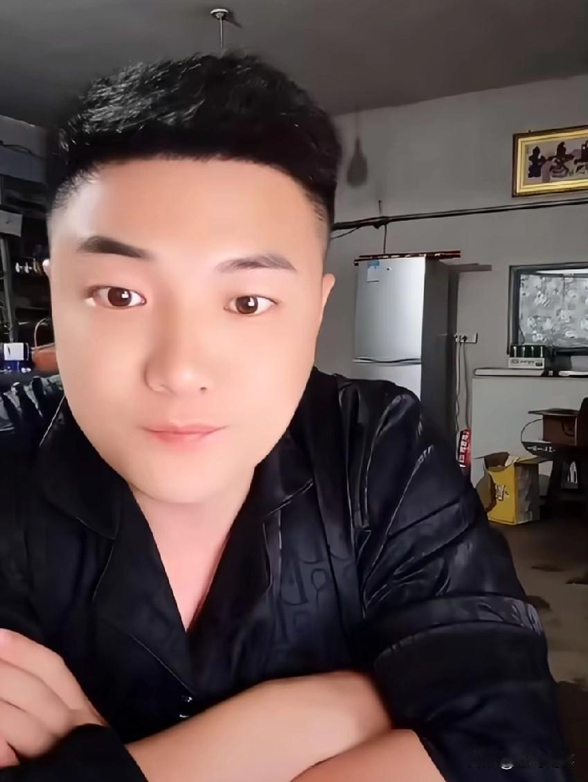 阿宇悬赏50万抓黑粉
阿宇悬赏50万抓黑粉，有群的发群里聊天记录，一个人给一万，