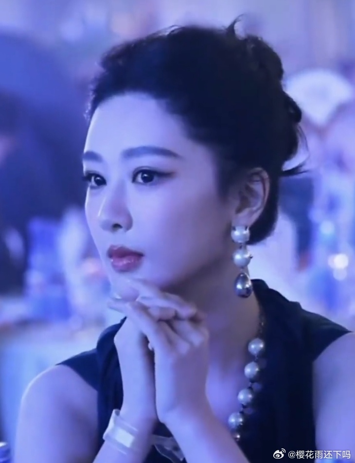 杨紫白玉兰提名晚宴造型美美哒，好看好看 