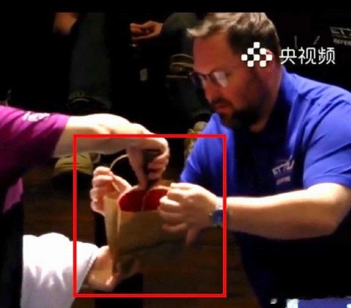 赛场低调藏锋芒！樊振东赛后用纸袋装球拍，实力从不用花哨排场加持樊振东赛后纸袋装球
