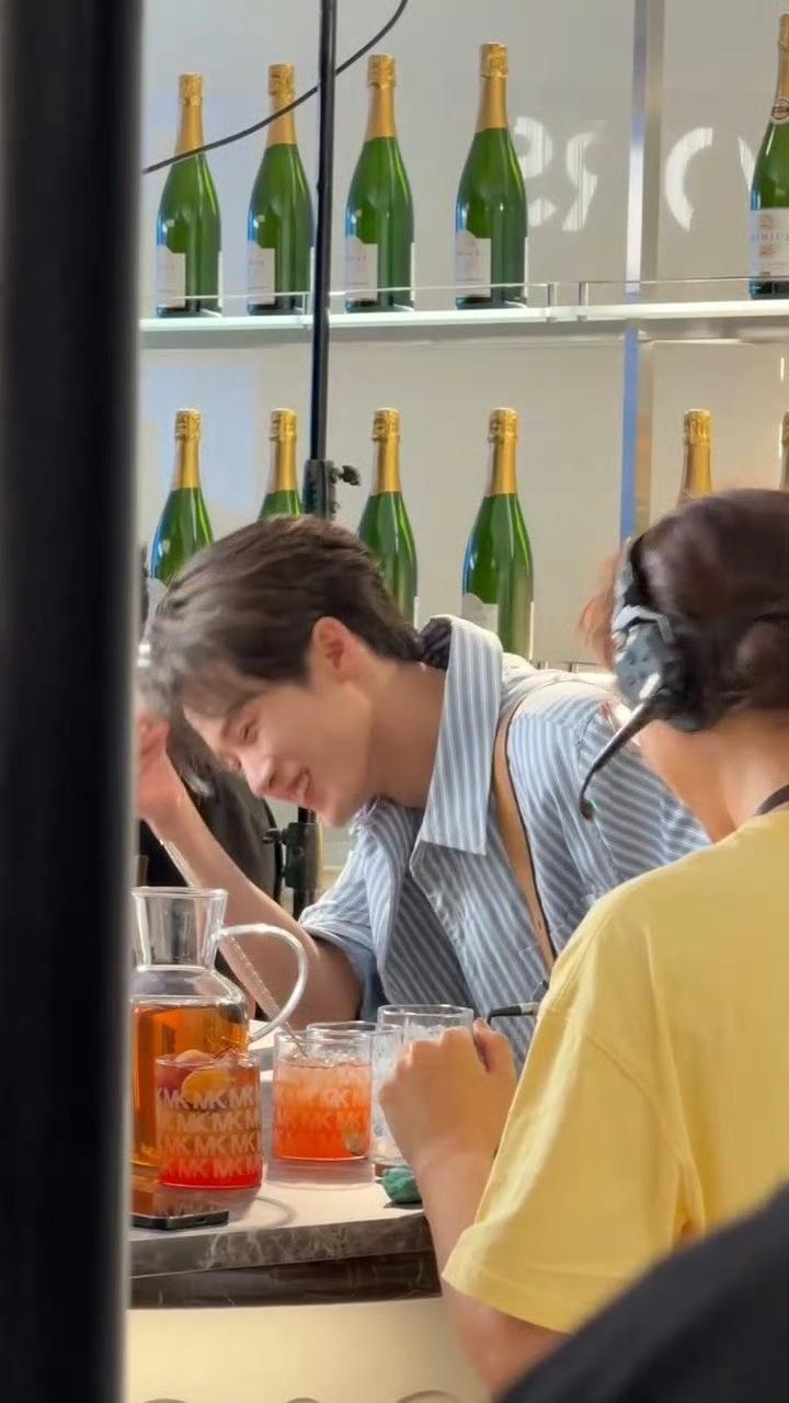 檀健次今日份OOTD是蓝白条纹衬衫搭配白色西裤，帅之😎檀健次蓝白条纹外套造型檀