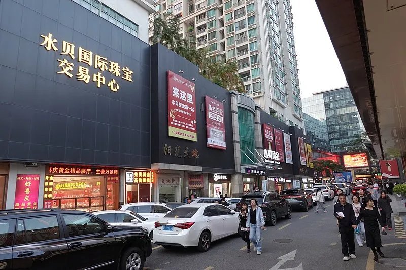 谁能想到，曾经只做 B 端批发的深圳水贝，如今已经彻底变了模样。现在的水贝，早已