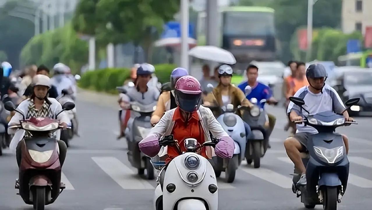 微博热搜上有人说"电动车是最伟大的发明"，我直接笑了。
伟大谈不上，但确实是改变