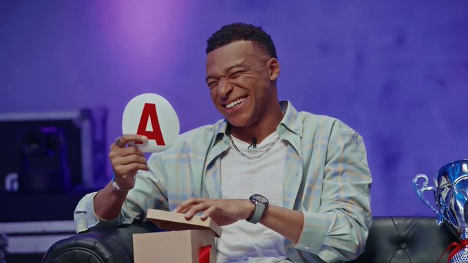 #姆巴佩说C罗无所不能# 姆巴佩和阿什拉夫近期参加了由琼阿梅尼参与主持的访谈节目