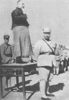原北洋政府国务总理熊希龄(桌上站立者)前往长城抗战前线慰问第二十九军抗日将士。