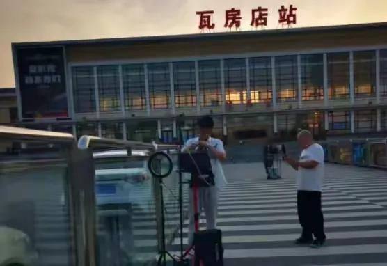 大连一网红正在直播，被直接带走，拘留，原因炸裂，居然是一大老赖。这个老赖有些打脸