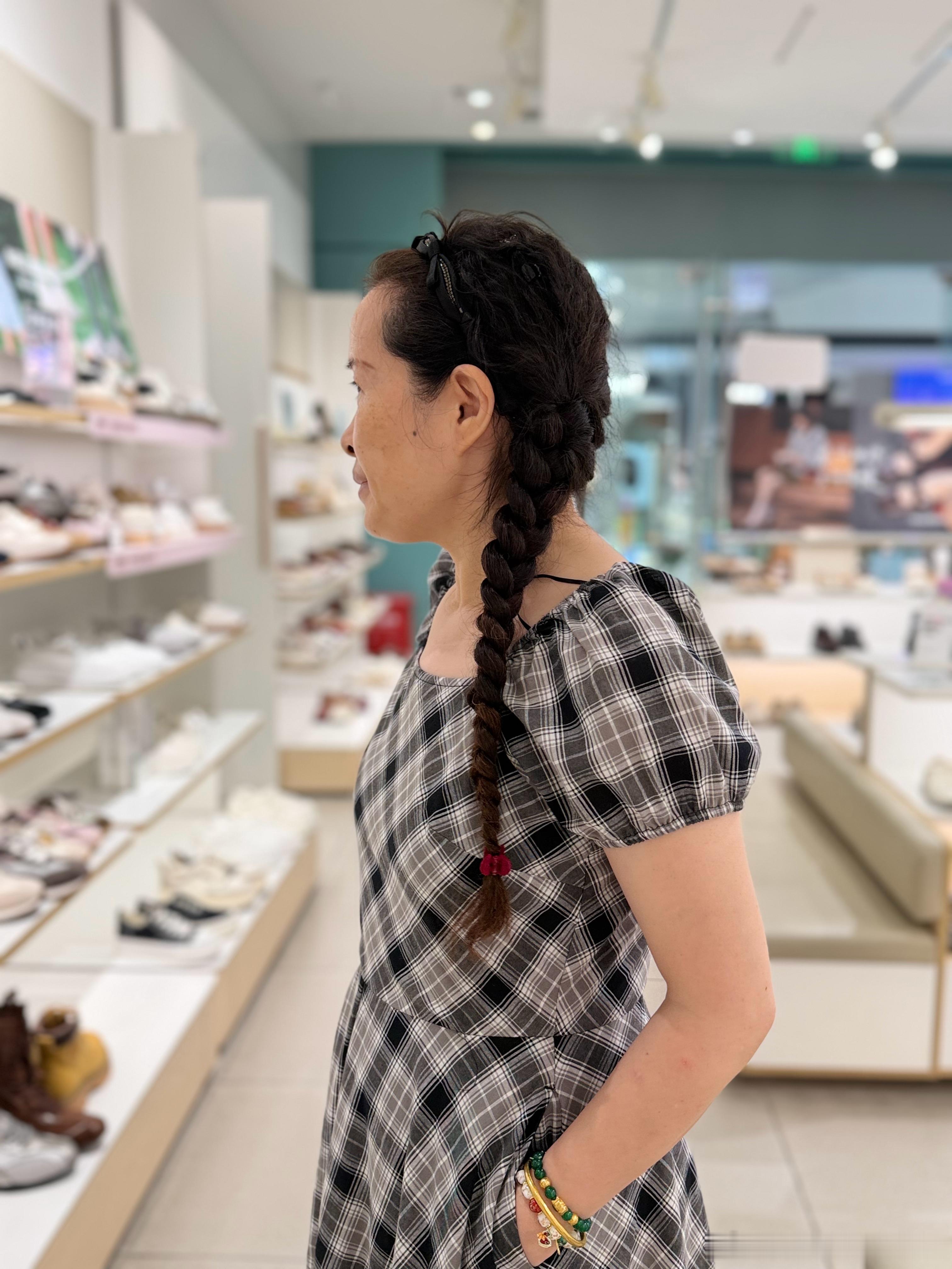 姐妹俩逛了个街好开心记忆中有20多年没这样了吧看姐姐穿上格子裙的时候恍然回到了她