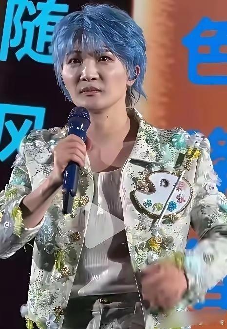 娱乐圈看不懂了，周深怎么也换风格了 