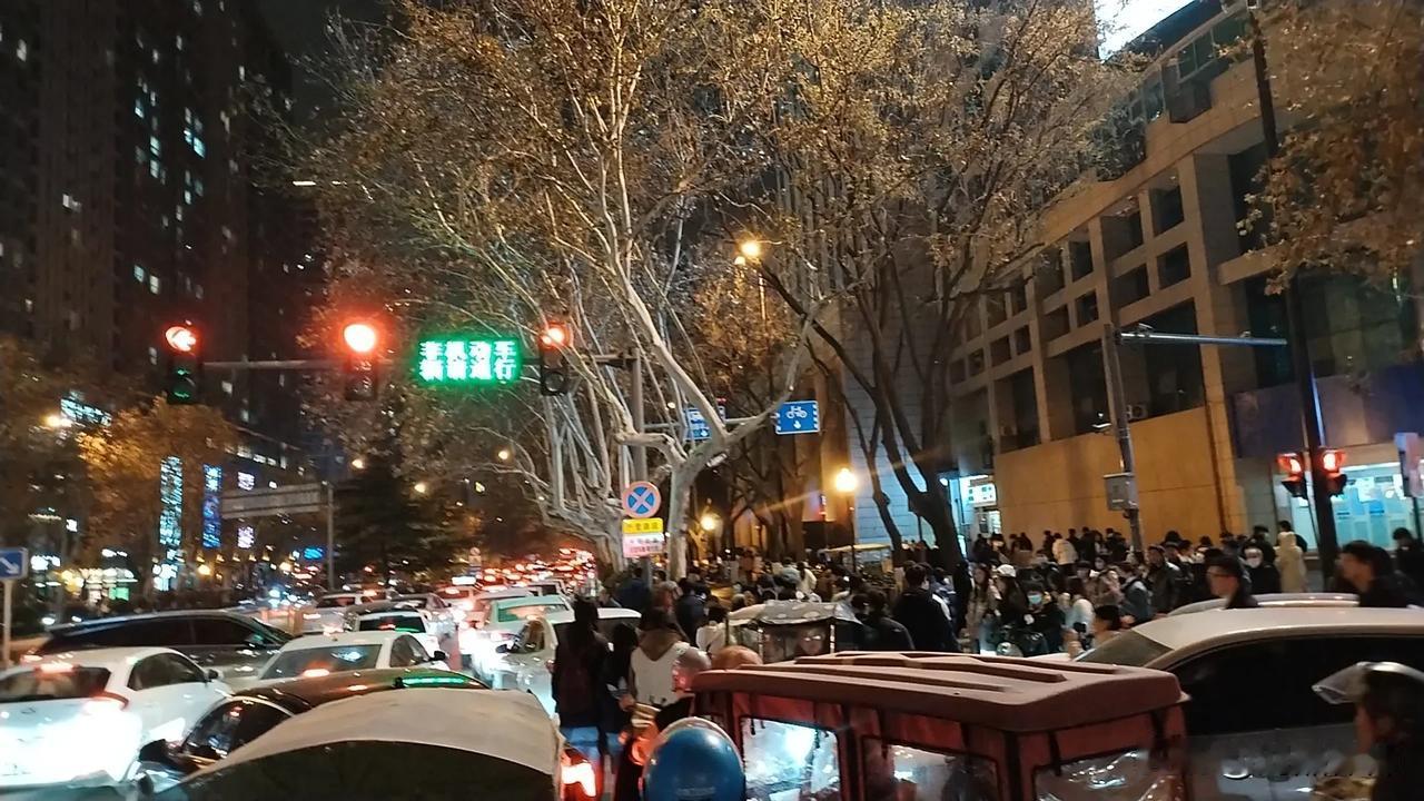 西安2023最后一天，人太多了，交通堵死了
