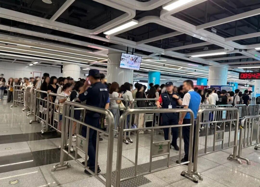 每次经过地铁安检口，提前录好的喇叭就反复播放：“乘客为了您的安全，请您配合安检…