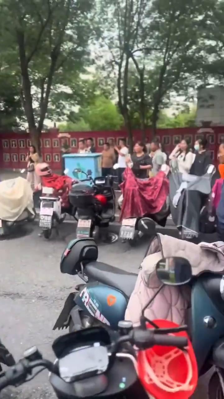 你说你在哪？你在哪里？在哪里？进不去了。可惜了，直接进不去了。不能进去考了。好可