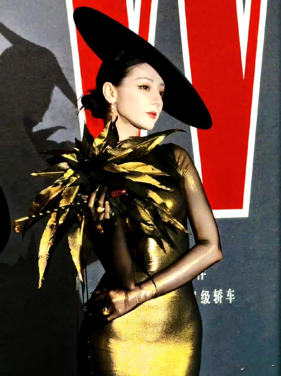 热巴这真不是对红毯的降维打击吗？
两年不走，一出现就来个大的啊，一席金色流光裙配
