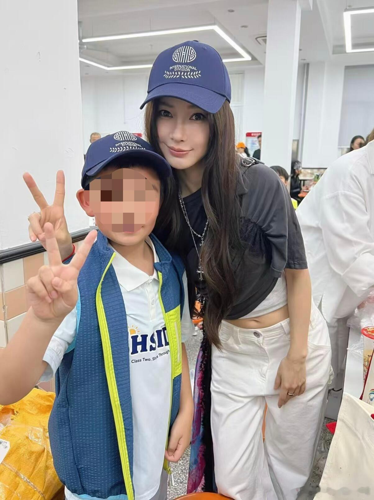 angelababy参加小海绵学校公益活动baby参加小海绵学校公益活动了，还跟