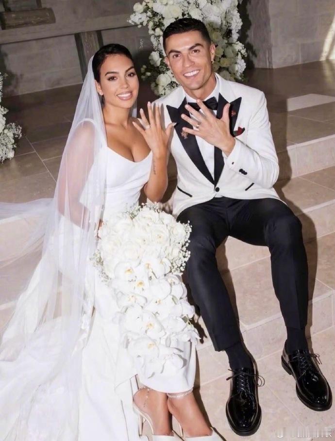 C罗宣布结婚 追了这么久的传闻终于落定，C罗和乔治娜晒出婚戒官宣结婚，五个孩子都