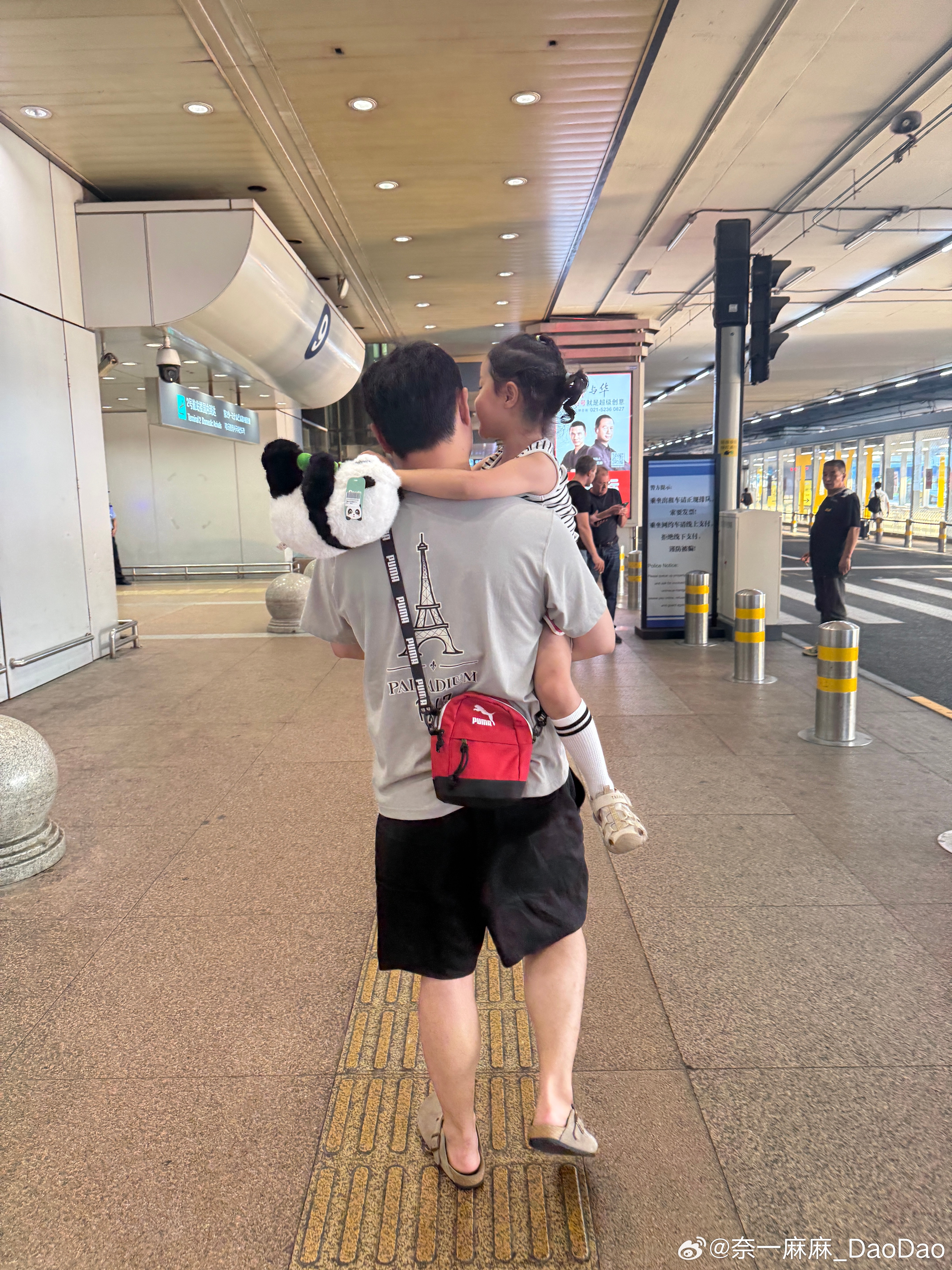 平常只当代驾的我。今天第一次自己带娃开车出行。来接出差回来的郝先森。顺利完成任务