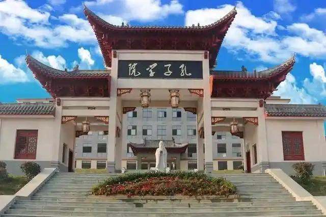 当世界各地的孔子学院被西方国家一个接一个的关闭时，当西方精英宣称华夏文化侵害了它