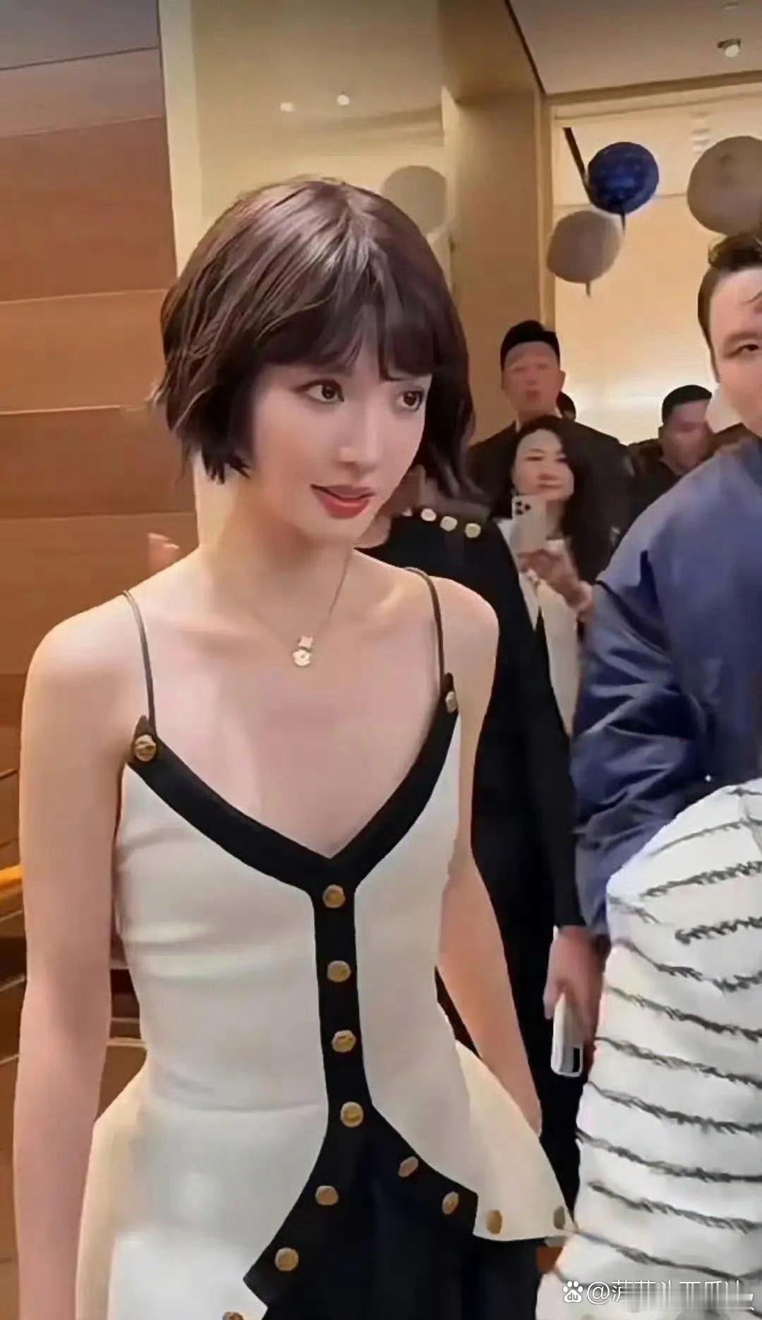 金晨的新发型令人眼前一亮，那清爽的短发完美勾勒出她精致的五官，特别适合她纤瘦的身