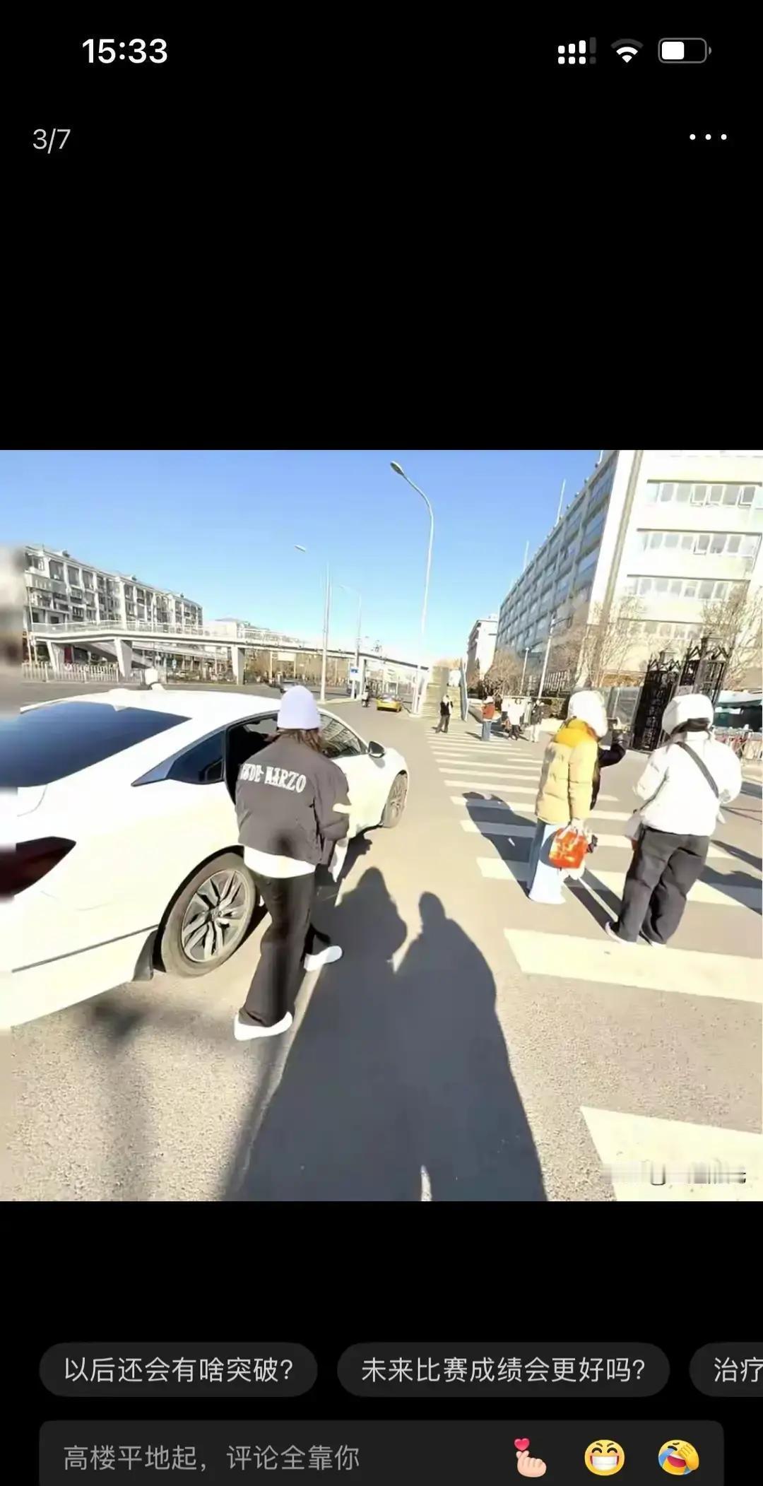 全红婵回北京，第一站不是训练馆。
 
她直奔国家体育总局运动医学研究所。腰部旧伤