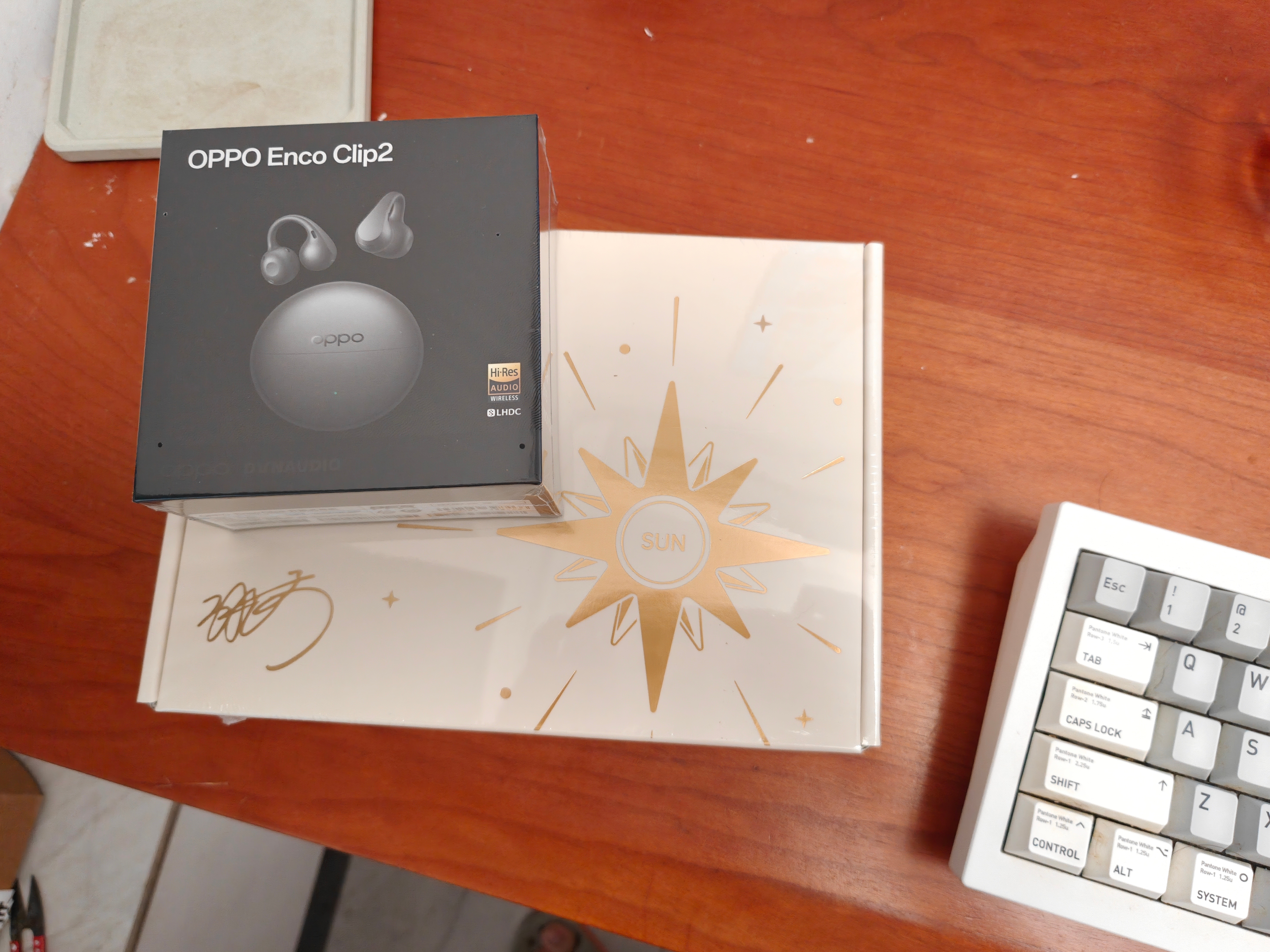 耳机到了，emm 有种买椟还珠的感觉，不过作为莎莎的粉丝，我当然是不介意的了