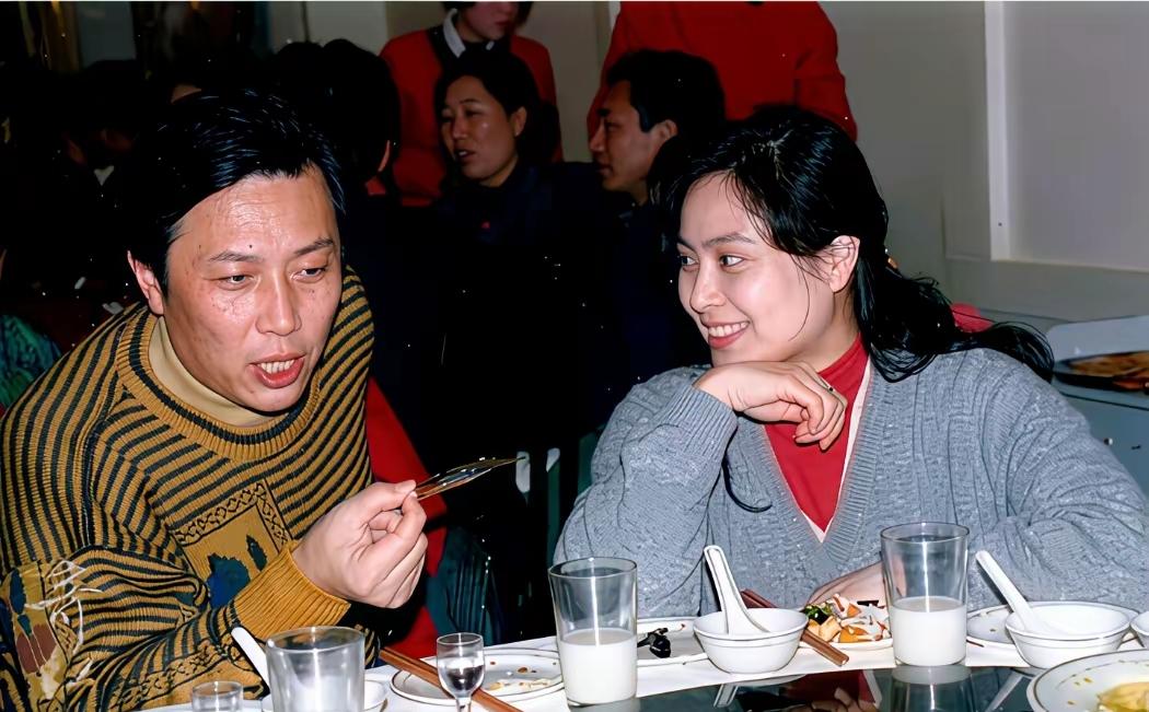 73岁的唐国强如今成了综艺笑点担当，状态硬朗黑发利落，前不久带小12岁的妻子壮丽