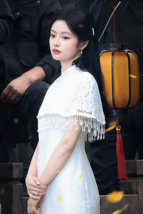 徐若晗片场痛到直不起腰痛到直不起腰的瞬间，藏着她对演艺事业的敬畏。从动作片亲力亲