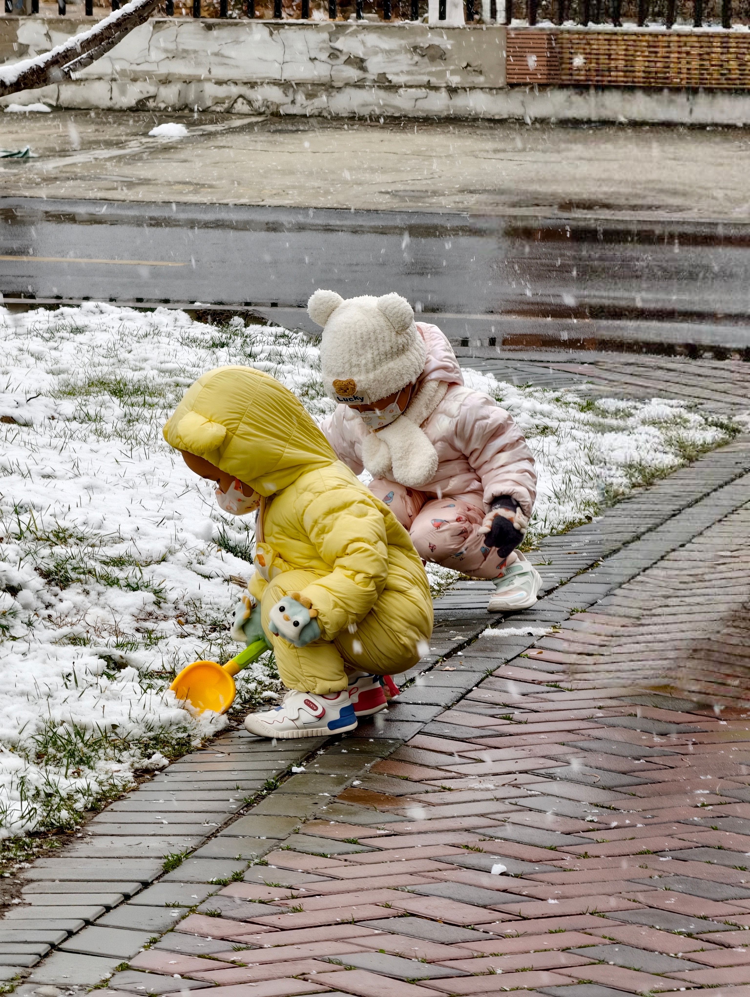 青岛下雪 还说不出门呢，结果架不住小盆友激动要玩雪……我已经在雪中站了半小时了 