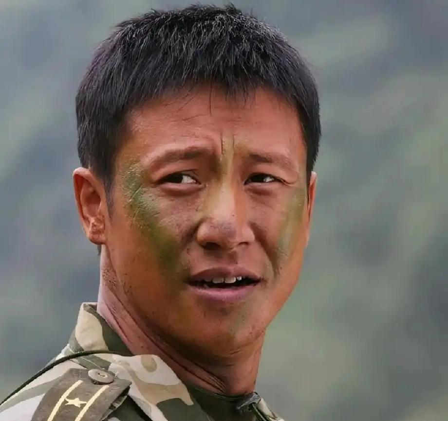 士兵突击的钢七连连长高诚，康洪雷本来是请于震出演的。

于震有定价权，但是他价定