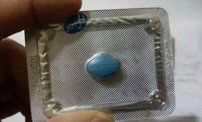 这事儿发生在湖北黄石，有个哥们儿在药店买了盒伟哥，结果发现不对劲。第二天，他又去
