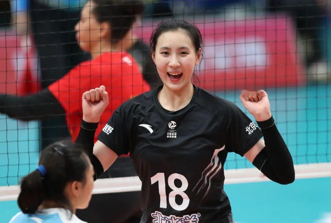 今年，金佳宝逐渐成为北京女排的联赛主力。这位17岁的小副攻潜力出众，比赛气质佳，
