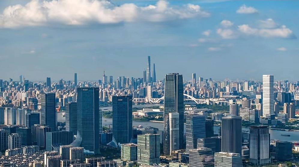 上海的徐汇滨江可以说是上海近几年城市建设为数不多的亮点之一，新建的CBD天际线也