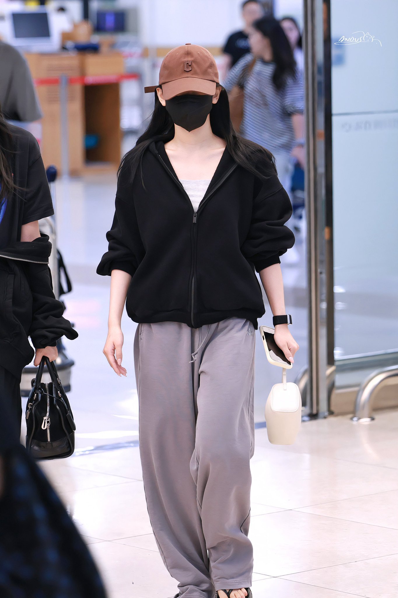 宁艺卓机场新图宁艺卓现身机场aespa宁艺卓结束行程现身机场