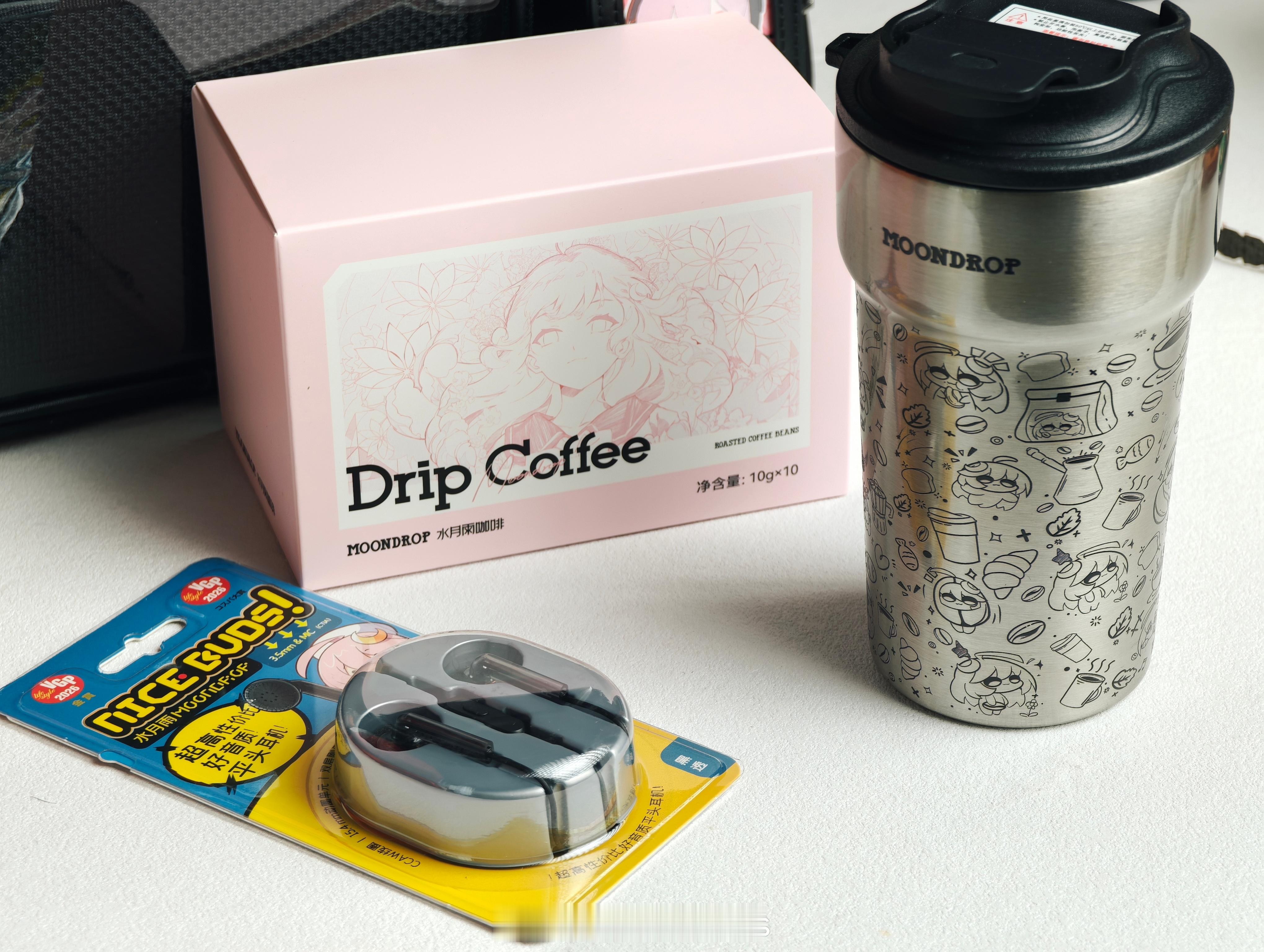 收到了水月雨的新年礼盒捏有早知道还是nicebuds的平头耳机、冷萃咖啡的粉色立