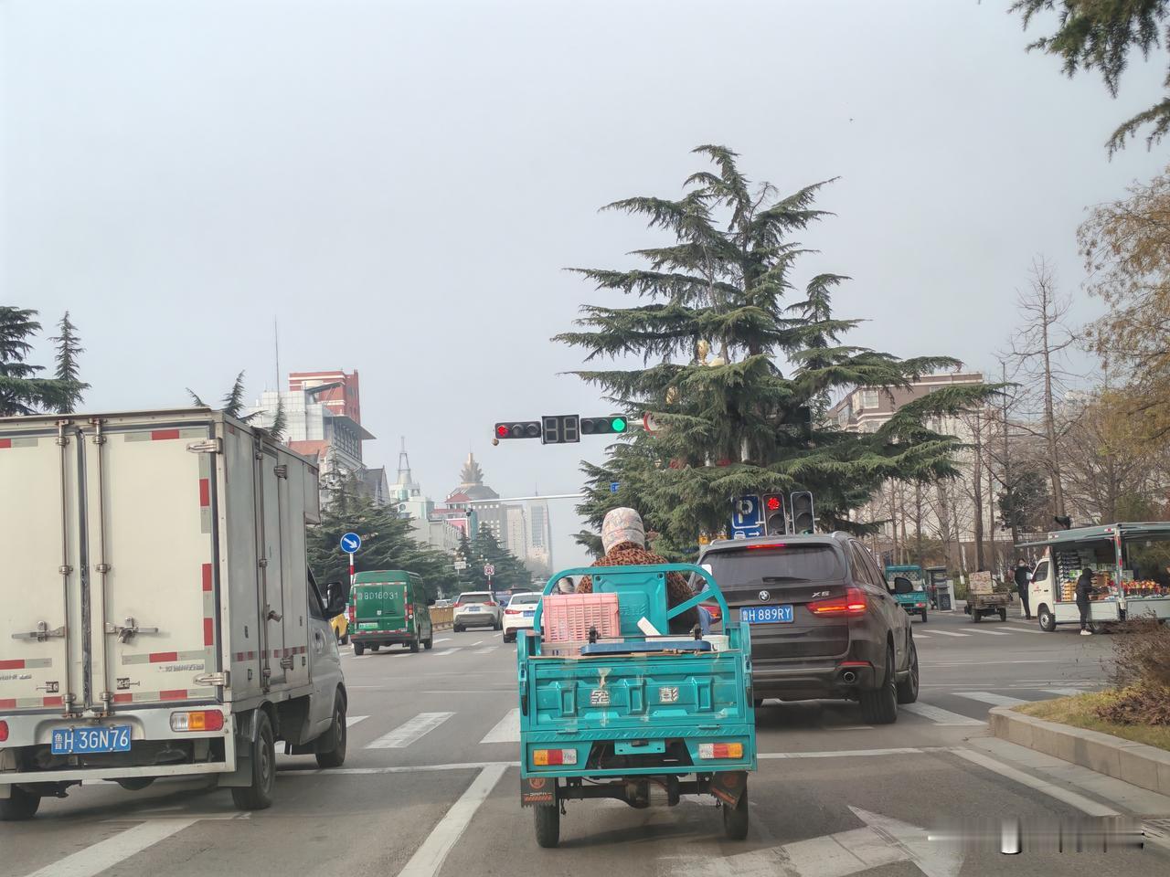 12月20日上午，偶遇济宁市区交通乱象，这种无牌电动车在机动车道上快速行驶无人问