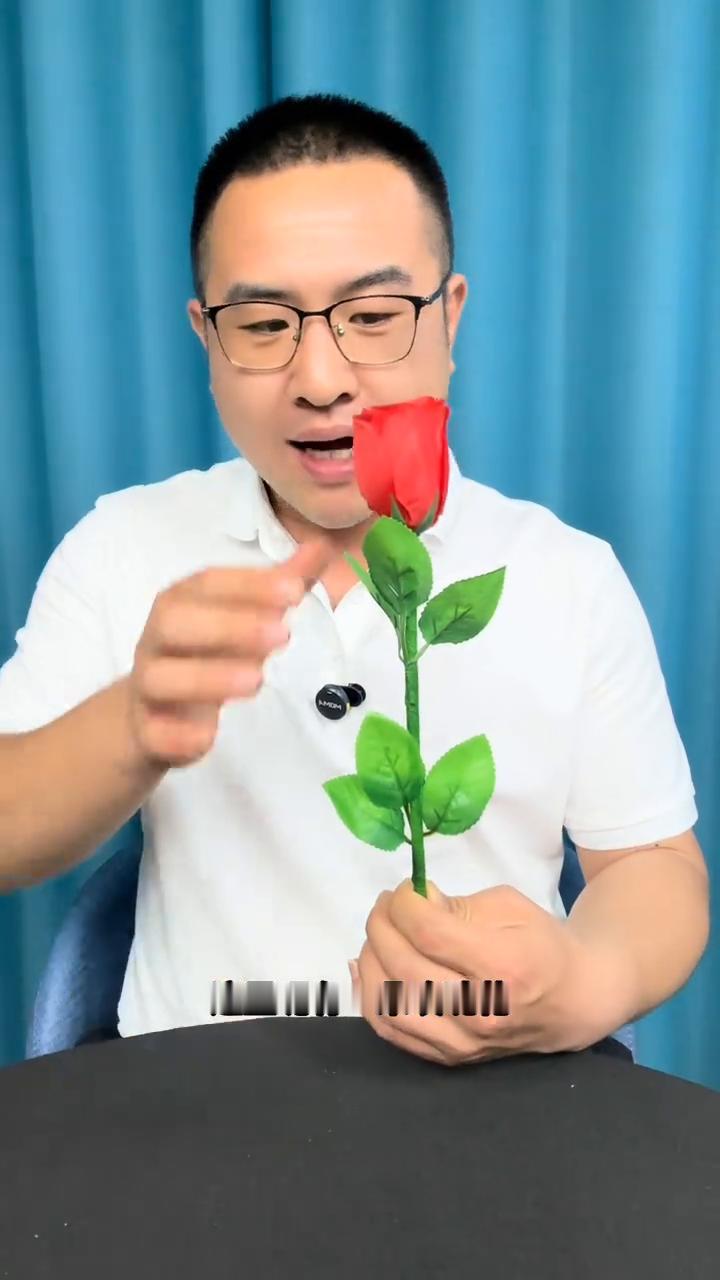 魔术大揭秘。
大家好，为什么刀切手臂手臂却没有任何的问题？其实原理非常的简单。因