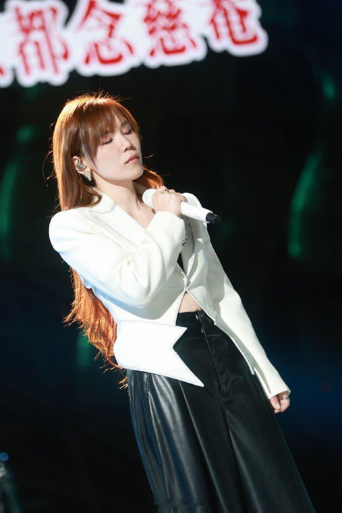 李佳薇黄霄雲最美的太阳 真的太会唱了喜欢一些爱在节目中讲“小品”的姐姐2026年