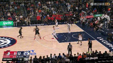 开拓者VS快船小杨今天上得挺早，一上来就通过掩护后内切得到冲筐机会。随后稳稳两罚