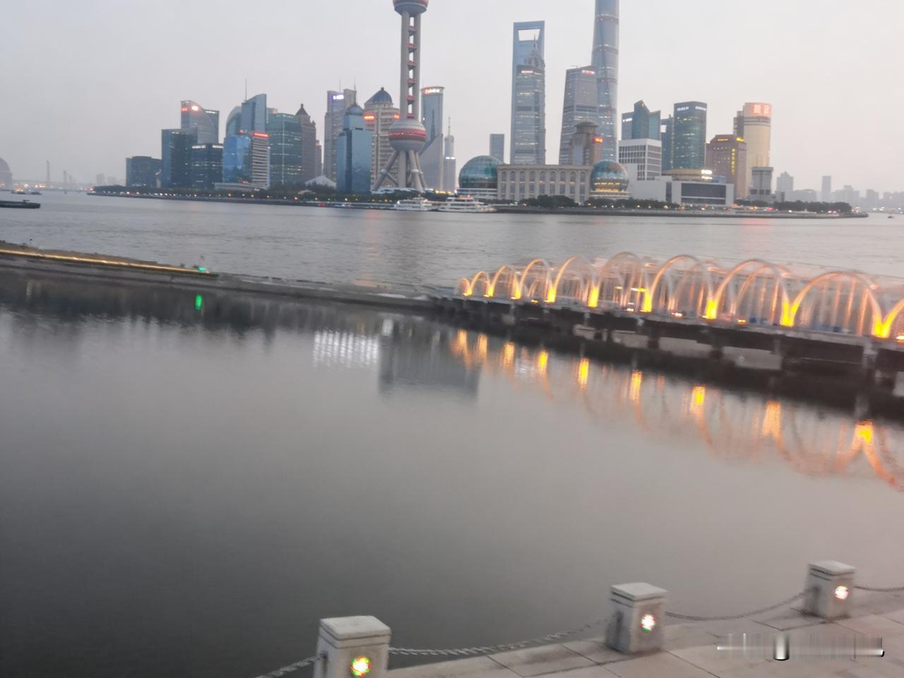 抱龙河是“家”，黄浦江是“世界

抱龙河与黄浦江：两条河，两种城心
 
我曾在威