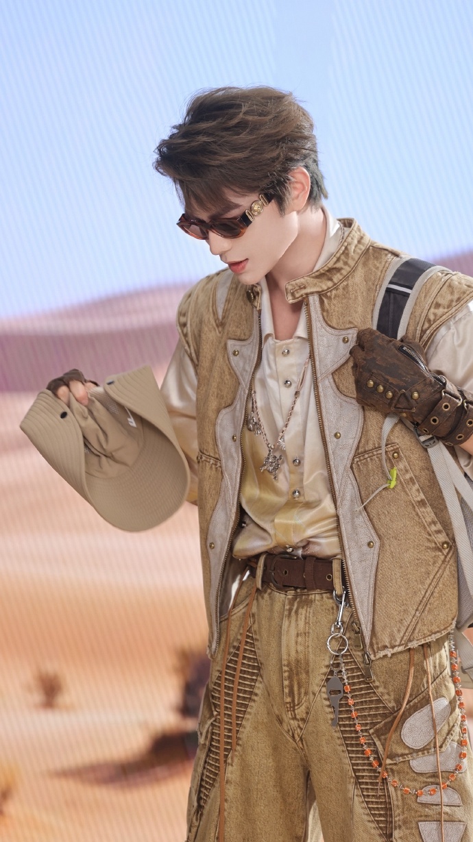 丁禹兮沙漠牛仔风丁禹兮金色look 丁禹兮金色look，是沙漠牛仔风的小丁上线，